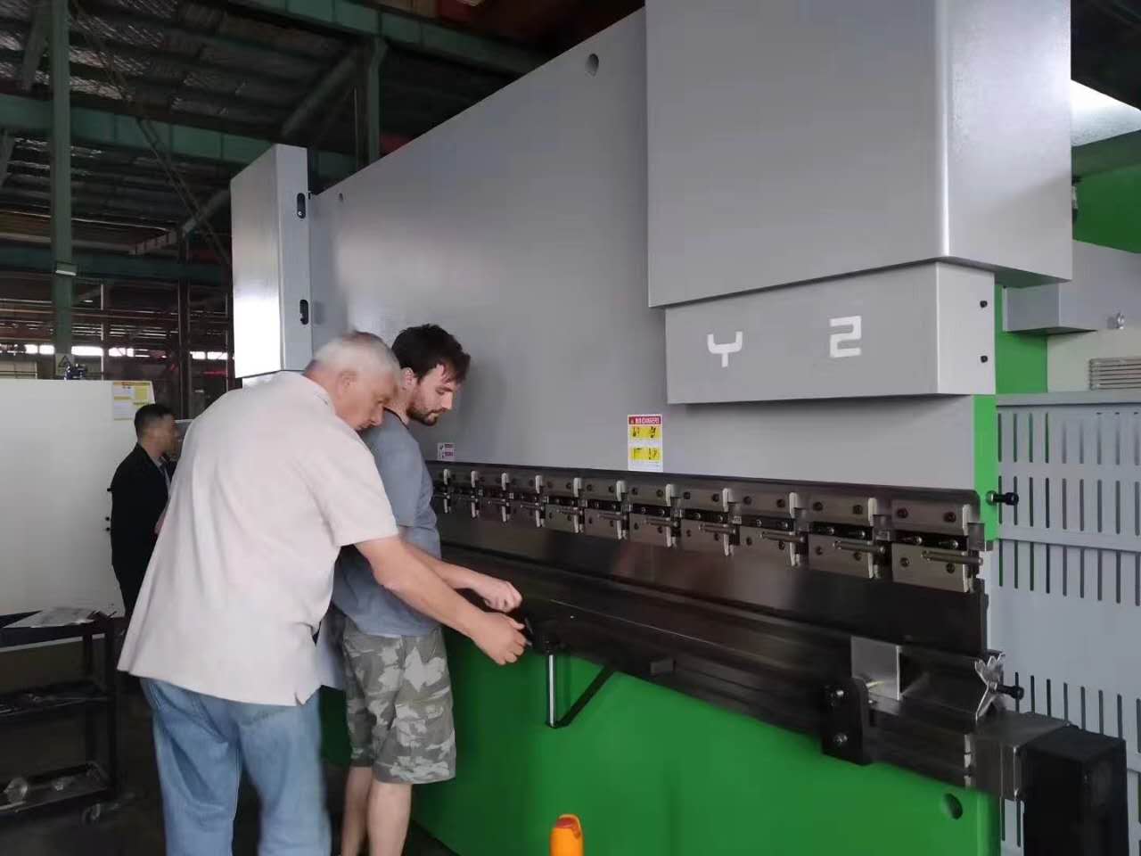 金属加工用63トン金属鋼板曲げ機CNC油圧プレスブレーキ