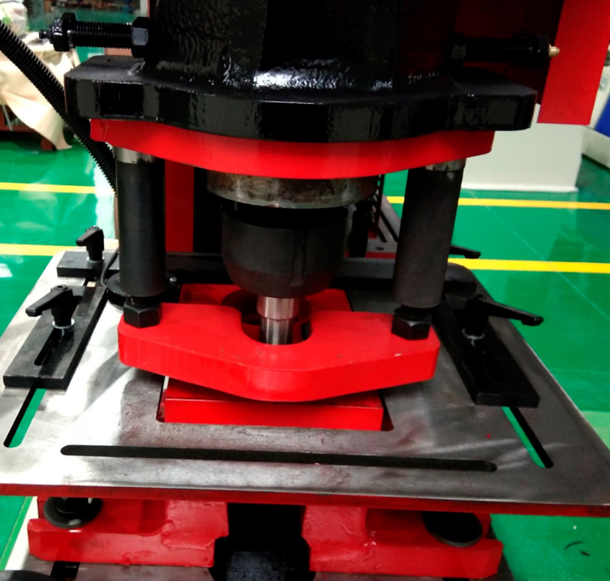 Q35y Series Hydraulic Ironworker Shearing And Punching Machine Q35yシリーズ油圧鉄工せん断およびパンチングマシン